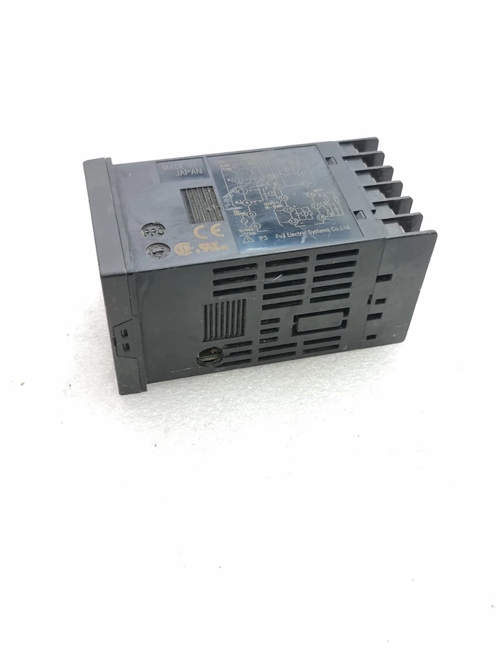 Fuji Electric PXR4TAY1-1V070 Temperature Controller 100-240Vac 50/60Hz 12VA